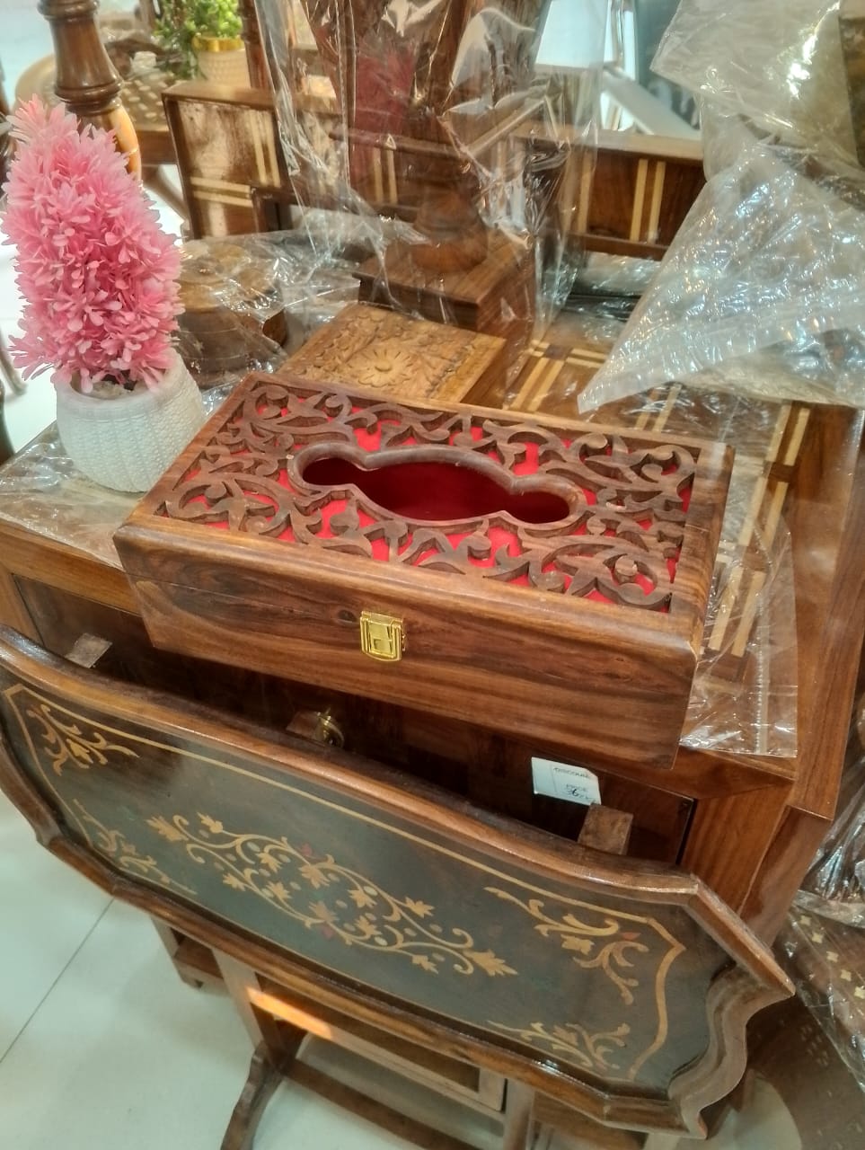 Carved solid wood tissue holder for living room decor